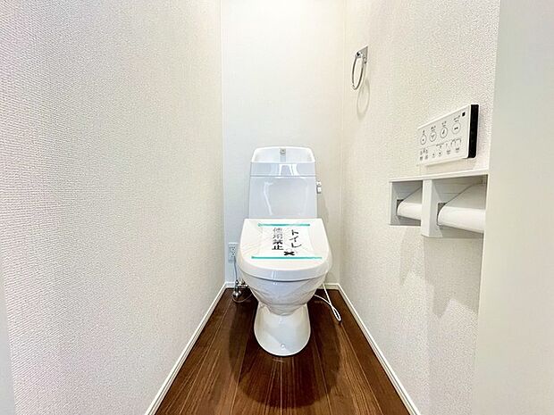 ウォシュレット機能付きのトイレ。収納もあり実用性も兼ね備えた造り。 