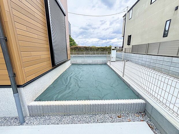 戸建てならではのお庭スペース。BBQやガーデニング、お子様のプールなど、、、、様々な楽しみ方ができるプライベート空間。ご家族皆さままで思いっきりお楽しみください。 