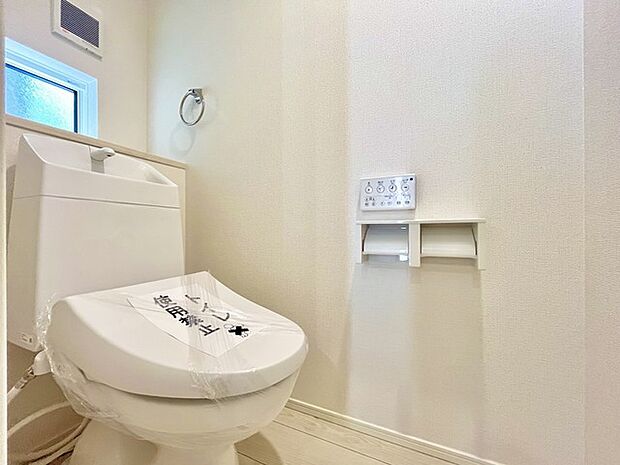 ウォシュレット機能付きのトイレ。換気のしやすい窓付きで、収納もあり実用性も兼ね備えた造り。