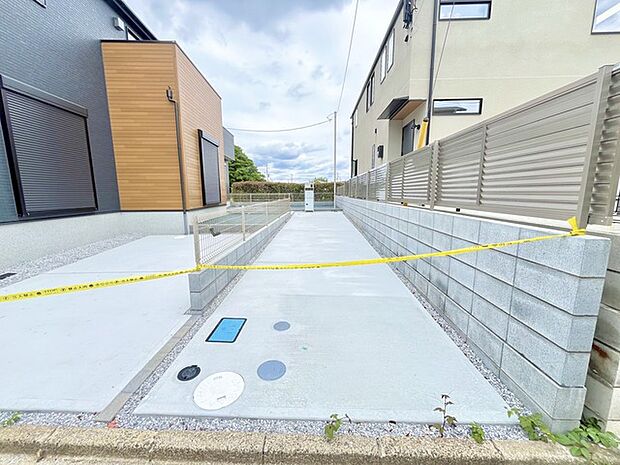 前面道路は広く、駐車がしやすいです。駐車スペース2台分ございます。 