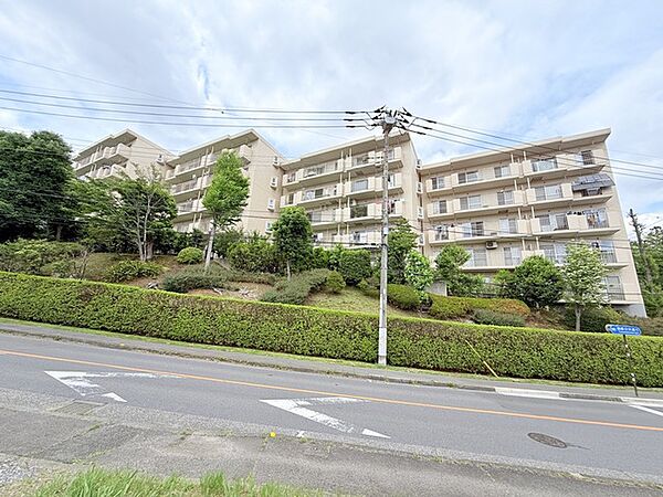 戸建てが立ち並ぶ静かな住宅街。四季折々の移り変わりを感じながら自然と楽しみ、暮らす、そんな毎日を日々の中で感じられる住環境