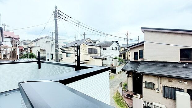 広めのバルコニーは風通しも良くお洗濯物もしっかりと干すことができます!