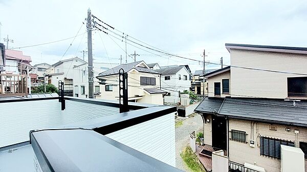 広めのバルコニーは風通しも良くお洗濯物もしっかりと干すことができます！