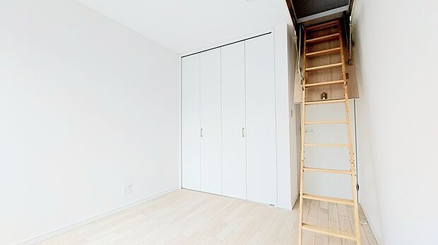 小屋裏収納付き洋室