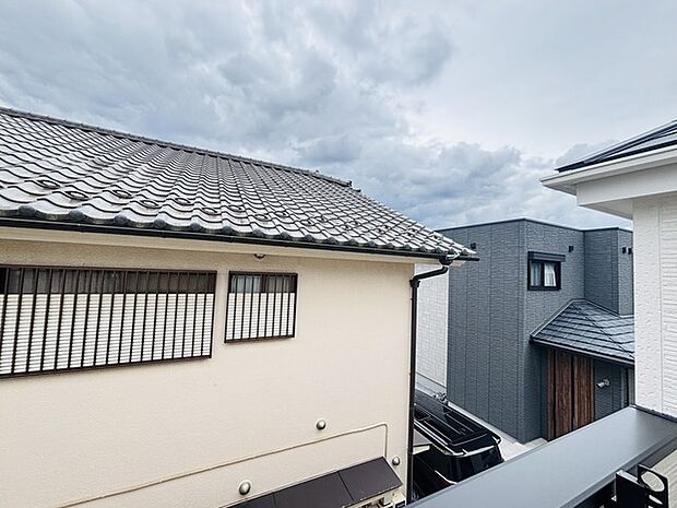 窓から眺める風景は一日の疲れを癒すヒーリングを奏でる、心地の良い時間を演出してくれます。室内も重要ですが、周りの環境もマイホーム選びの大事なポイント