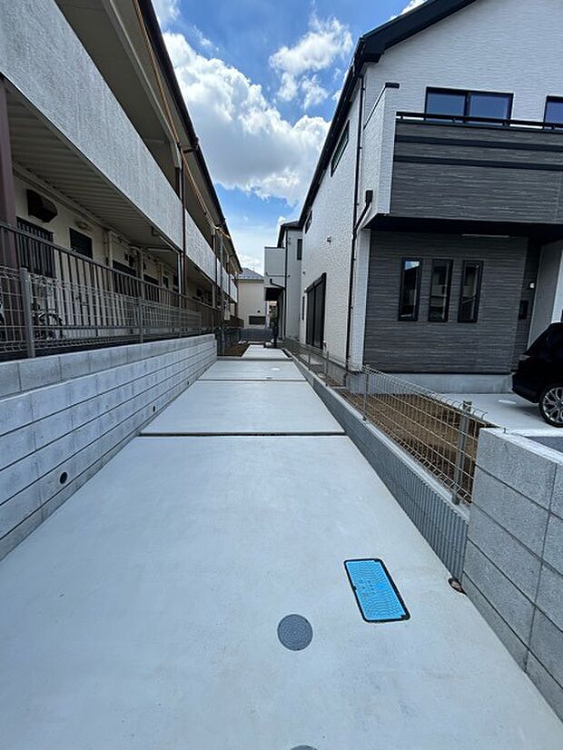 通りから入ったプライベート空間で落ち着いた雰囲気でお住いになる。敷地部分でお子様の遊ぶスペースや駐車スペースに活用できます。