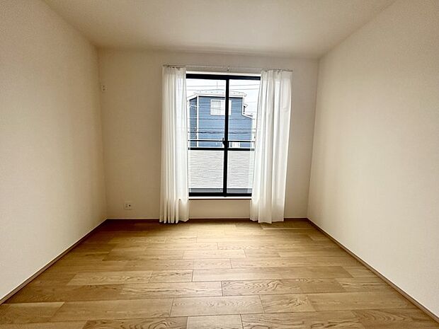 大きな開口部から明るい光が差し込む、日中の室内の明るさがこの部屋の魅力です。 
