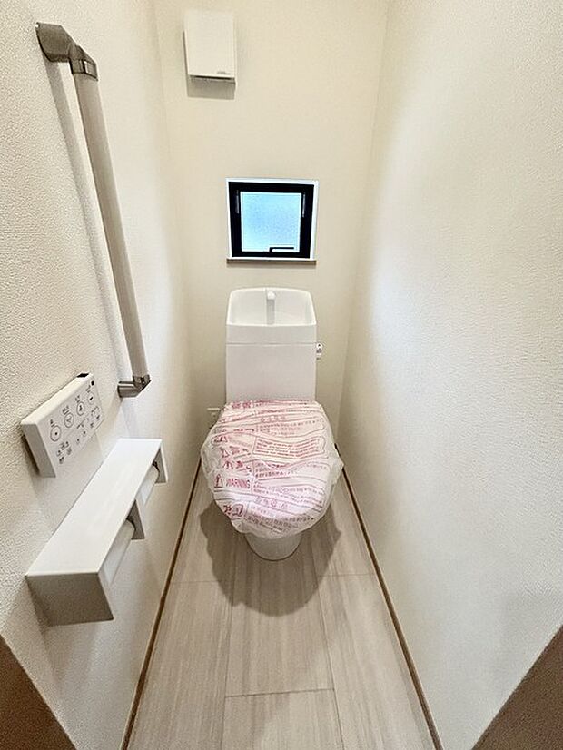 ウォシュレット機能付きのトイレ。換気のしやすい窓付きで、収納もあり実用性も兼ね備えた造り。 