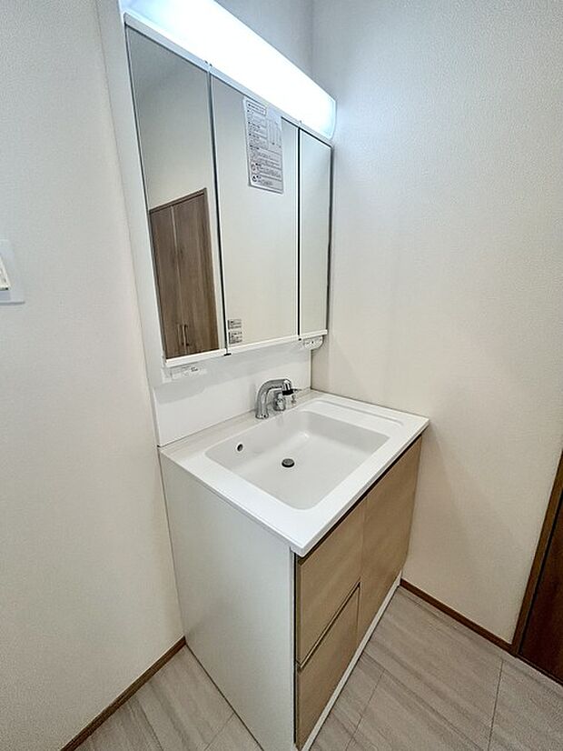 お出かけ前の身だしなみに一歩差がつく三面鏡。ミラー裏にはたっぷり収納もございます。 