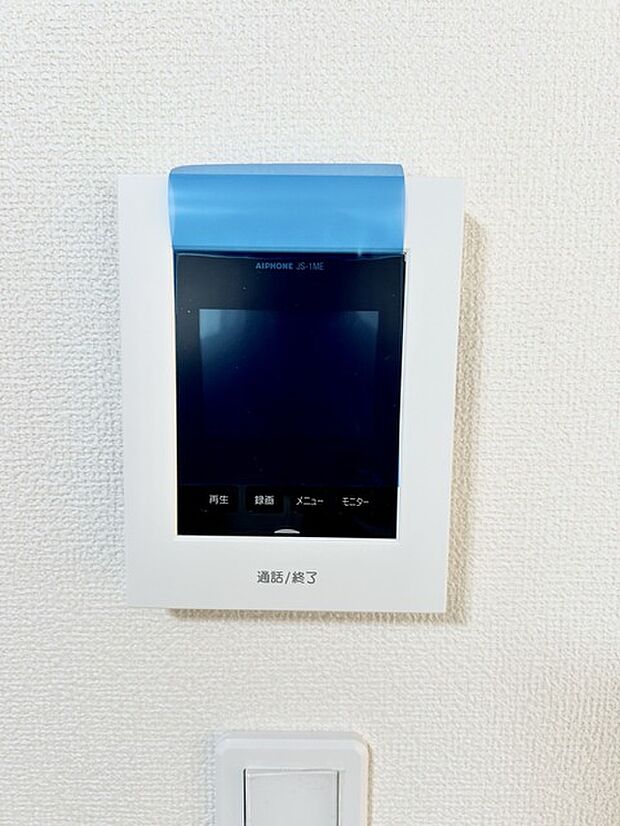 録画機能もあり、どのような人が何時に来訪されたのかが分かります。防犯上はもちろん、お届け物などの把握にも便利です。ライトが付いているので、夜間でも安心です。  