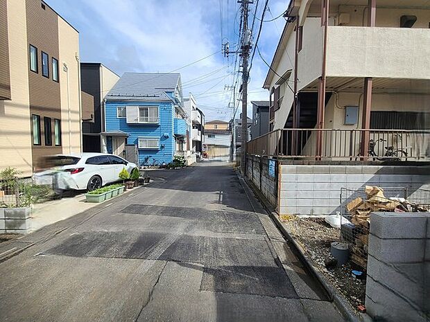 戸建てが立ち並ぶ静かな住宅街。四季折々の移り変わりを感じながら自然と楽しみ、暮らす、そんな毎日を日々の中で感じられる住環境 