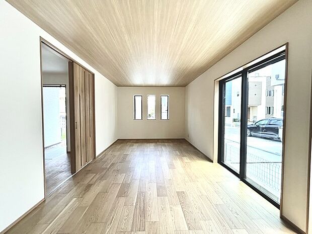 家族や友人、両親、親戚とこれから沢山の時間を紡ぐのだろう。そこを彩るのは窓から見える青い空、心地よい緑。そんなイメージが膨らむリビングスペース。
