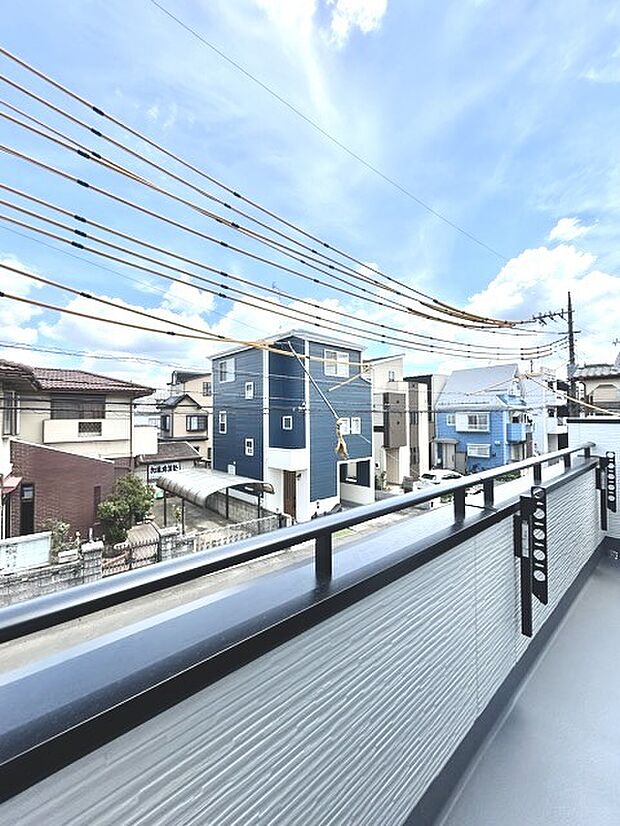 陽ざしが差込む明るいバルコニー。奥行きのあるバルコニーはお洗濯時に助かります。