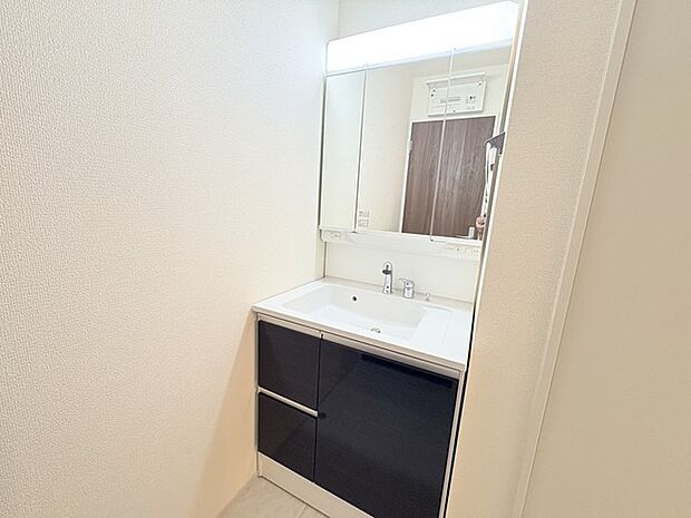 お出かけ前の身だしなみに一歩差がつく三面鏡。ミラー裏にはたっぷり収納もございます。 