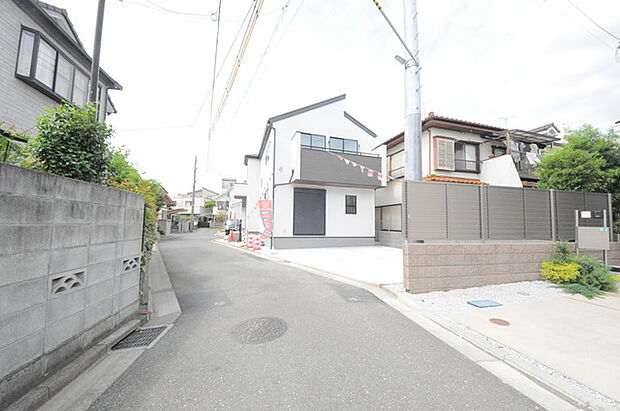 戸建てが立ち並ぶ静かな住宅街。四季折々の移り変わりを感じながら自然と楽しみ、暮らす、そんな毎日を日々の中で感じられる住環境 