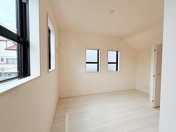 今からここを誰のお部屋にしようか、そんな洋室。大きさは5.5帖です。