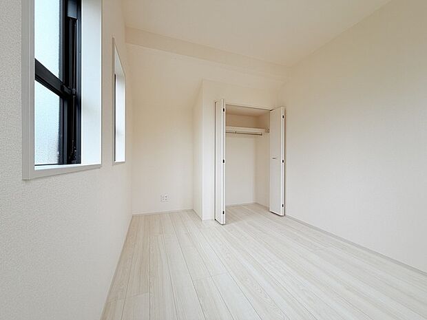 今からここを誰のお部屋にしようか、そんな洋室。大きさは5.5帖です。 