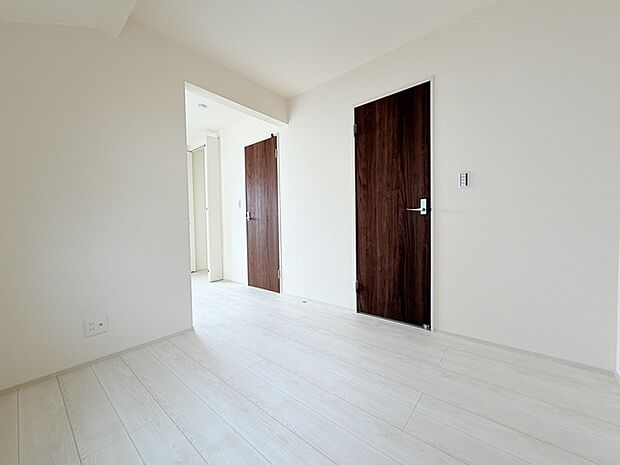 今からここを誰のお部屋にしようか、そんな洋室。大きさは4.5帖です。 