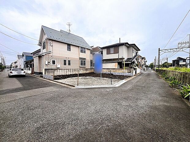 見通しの良い角地に広がる、すっきりとした敷地。周囲の街並みと調和する穏やかな空気が流れています