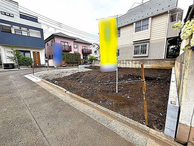 戸建てが立ち並ぶ静かな住宅街。四季折々の移り変わりを感じながら自然と楽しみ、暮らす、そんな毎日を日々の中で感じられる住環境