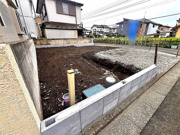カースペースは1台駐車できます。車庫の出し入れのしやすさなど、実際に現地にてご確認ください。