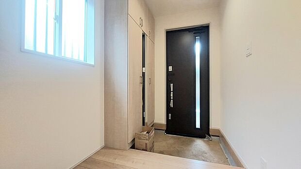 気持ちよくご家族やゲストを送迎できるスタイリッシュでスッキリとした玄関です。