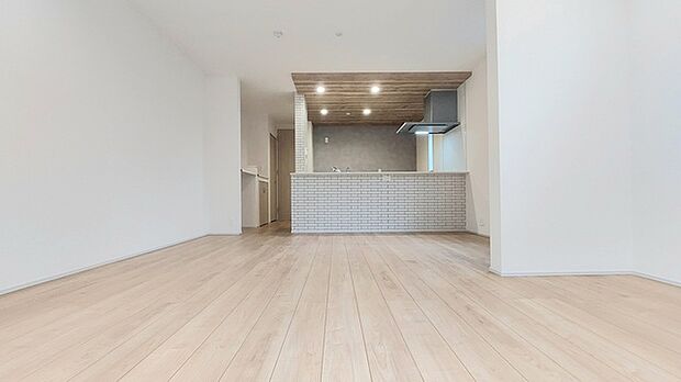 大きな開口部から明るい光が差し込むリビング。日中の室内の明るさがこの部屋の魅力です。