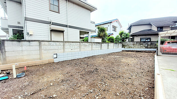 戸建てが立ち並ぶ静かな住宅街。四季折々の移り変わりを感じながら自然と楽しみ、暮らす、そんな毎日を日々の中で感じられる住環境 