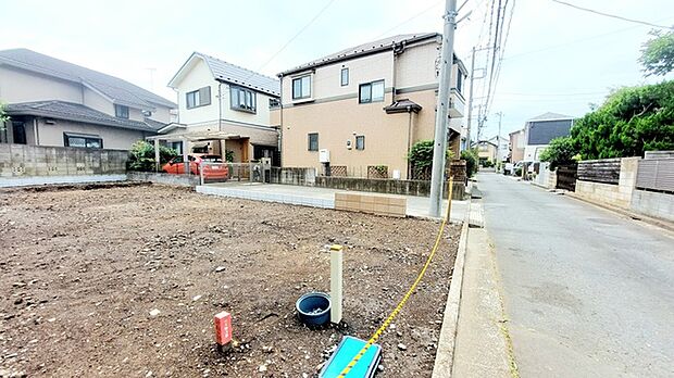 戸建てが立ち並ぶ静かな住宅街。四季折々の移り変わりを感じながら自然と楽しみ、暮らす、そんな毎日を日々の中で感じられる住環境 
