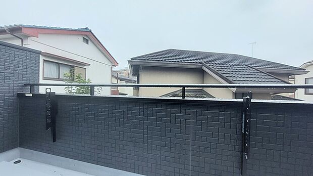 広めのバルコニーは風通しも良くお洗濯物もしっかりと干すことができます!