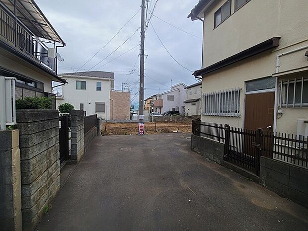 戸建てが立ち並ぶ静かな住宅街。四季折々の移り変わりを感じながら自然と楽しみ、暮らす、そんな毎日を日々の中で感じられる住環境