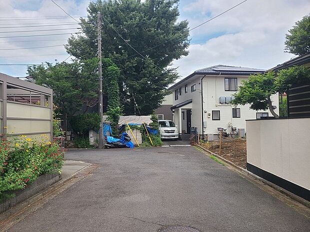 戸建てが立ち並ぶ静かな住宅街。四季折々の移り変わりを感じながら自然と楽しみ、暮らす、そんな毎日を日々の中で感じられる住環境