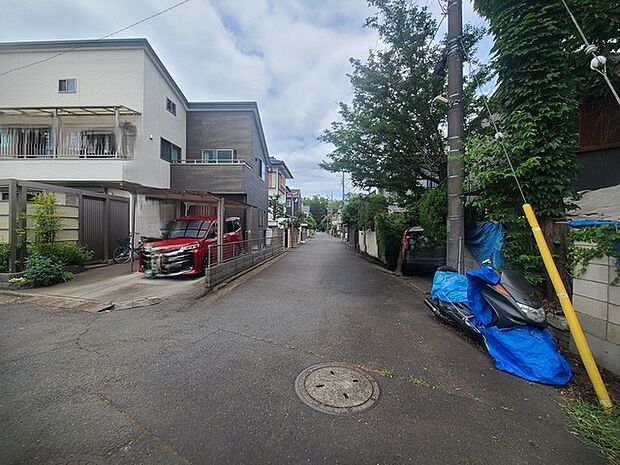 戸建てが立ち並ぶ静かな住宅街。四季折々の移り変わりを感じながら自然と楽しみ、暮らす、そんな毎日を日々の中で感じられる住環境