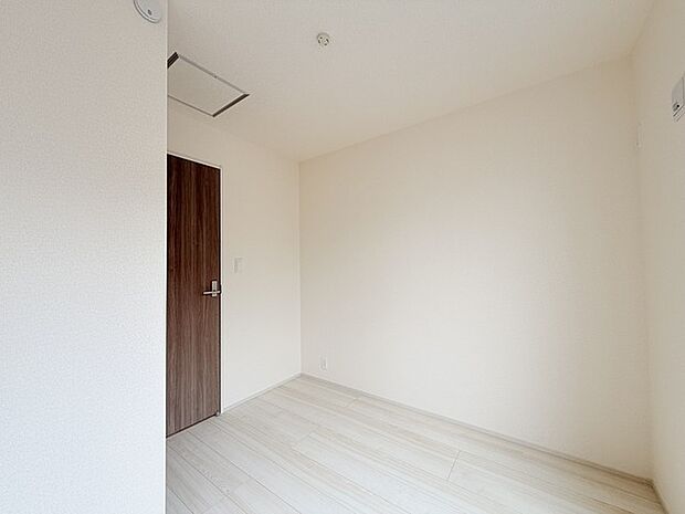 今からここを誰のお部屋にしようか、そんな洋室。大きさは4.0帖です。