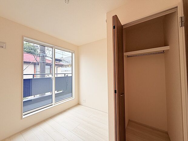 今からここを誰のお部屋にしようか、そんな洋室。大きさは4.0帖です。