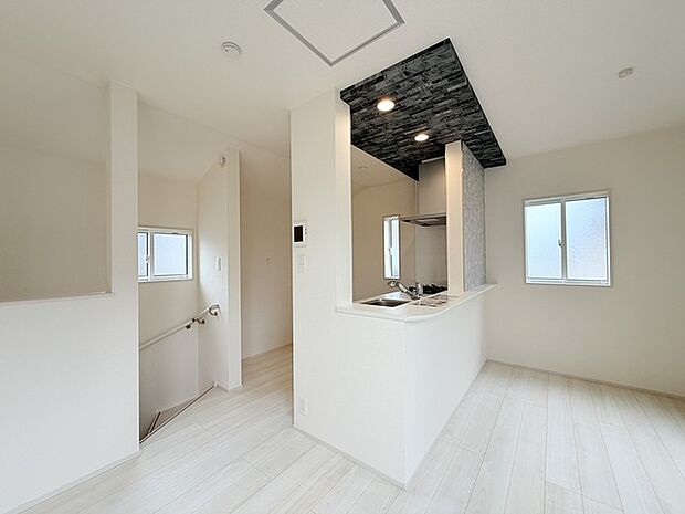 家族団欒のリビング。陽光差し込む食卓には家族の会話とスマイルが溢れます。いつまでもここで食卓を囲みたくなる、そう感じさせてくれるスペース。