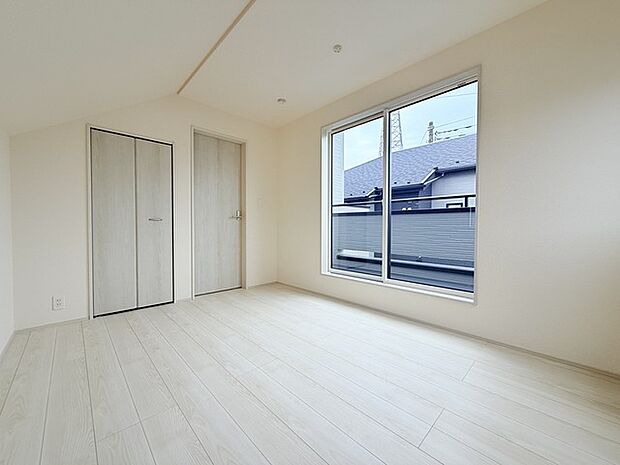 今からここを誰のお部屋にしようか、そんな洋室。大きさは6.0帖です。