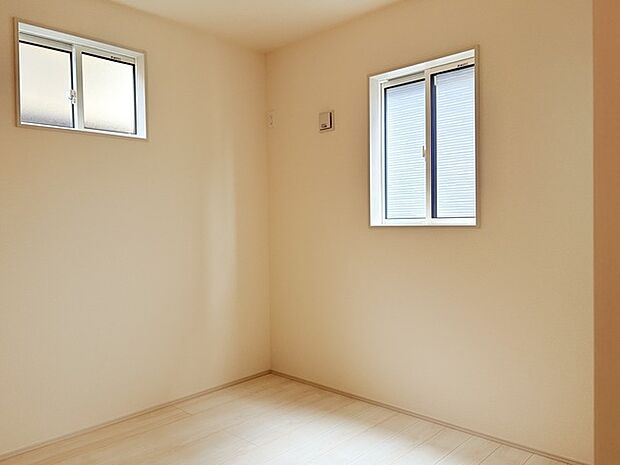 今からここを誰のお部屋にしようか、そんな洋室。大きさは4.5帖です。