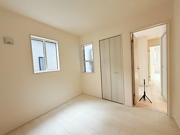 今からここを誰のお部屋にしようか、そんな洋室。大きさは4.5帖です。