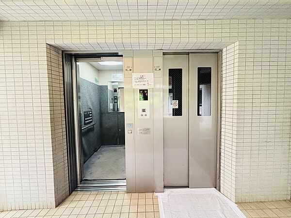 エレベーターは2基ございます。