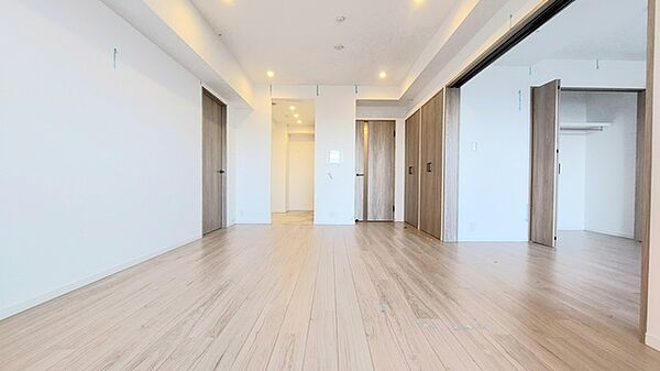 家族の集うリビングには色々な方向から光が差し込む設計に。家族のコミュニケーションが弾むスポットだから明るい雰囲気であってほしい。