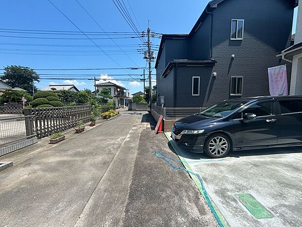 セカンドカーや来客時にも便利なカースペース2台分ございます。