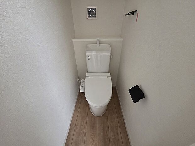 1.2階にそれぞれトレイがございます。朝の混雑時に分散して利用できるほか、ゲスト用としても使い分けることもできます。