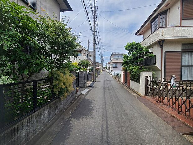 戸建てが立ち並ぶ静かな住宅街。四季折々の移り変わりを感じながら自然と楽しみ、暮らす、そんな毎日を日々の中で感じられる住環境 