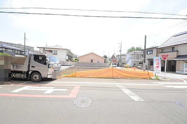戸建てが立ち並ぶ静かな住宅街。四季折々の移り変わりを感じながら自然と楽しみ、暮らす、そんな毎日を日々の中で感じられる住環境