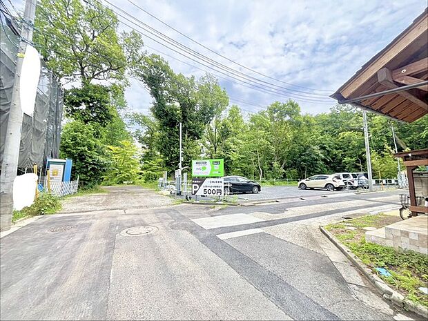 6m幅員の道路に面しておりお車の運転が苦手な方でも安心して出入りいただけます。 