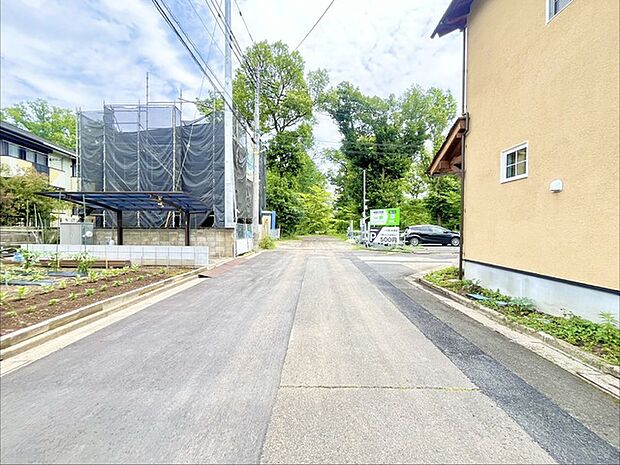 南側のお部屋から出入りできる、奥行きのあるワイドバルコニー。心地よい陽射しと暖かな風を楽しむことが出来ます。 