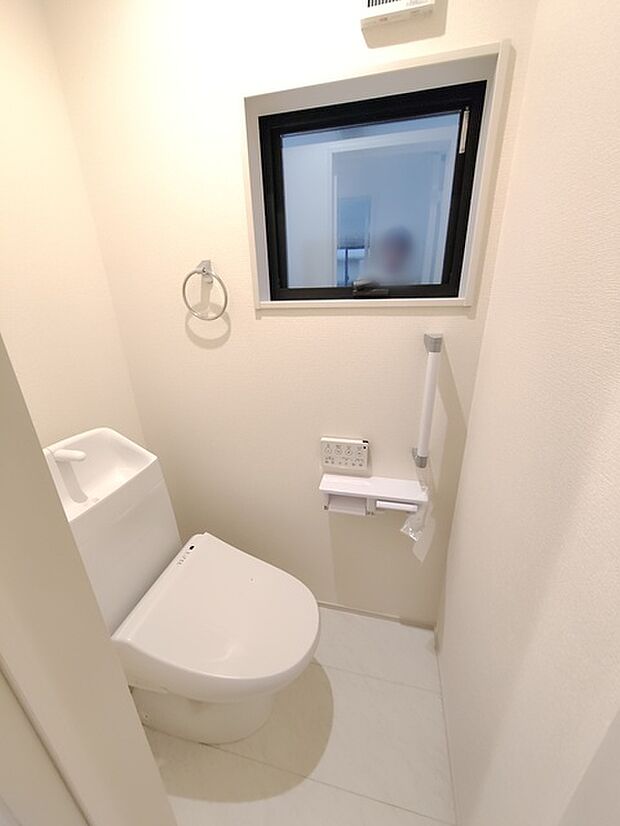1階トイレ 1.2階にそれぞれトレイがございます。朝の混雑時に分散して利用できるほか、ゲスト用としても使い分けることもできます。