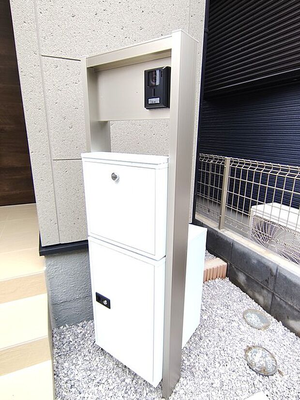 録画機能もあり、どのような人が何時に来訪されたのかが分かります。防犯上はもちろん、お届け物などの把握にも便利です。ライトが付いているので、夜間でも安心です。