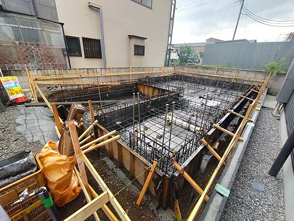 戸建てが立ち並ぶ静かな住宅街。四季折々の移り変わりを感じながら自然と楽しみ、暮らす、そんな毎日を日々の中で感じられる住環境